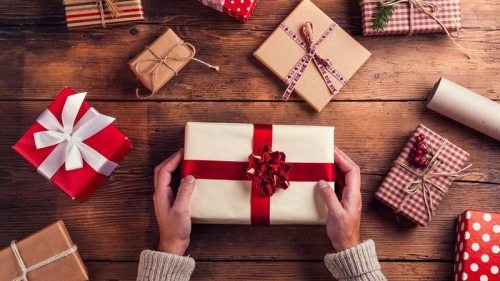 Какой купить новогодний подарок мужчине и женщине: несколько полезный