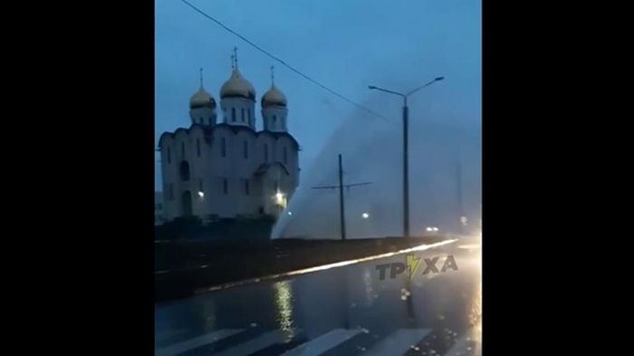 В Харькове из-под земли забил мощный фонтан (видео)
