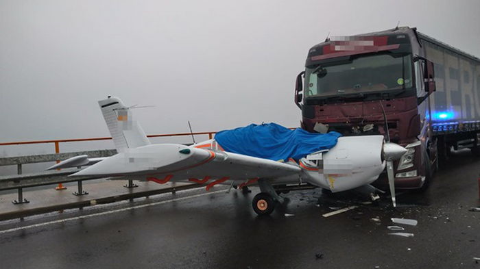 В Германии самолет сел на мост и попал в ДТП