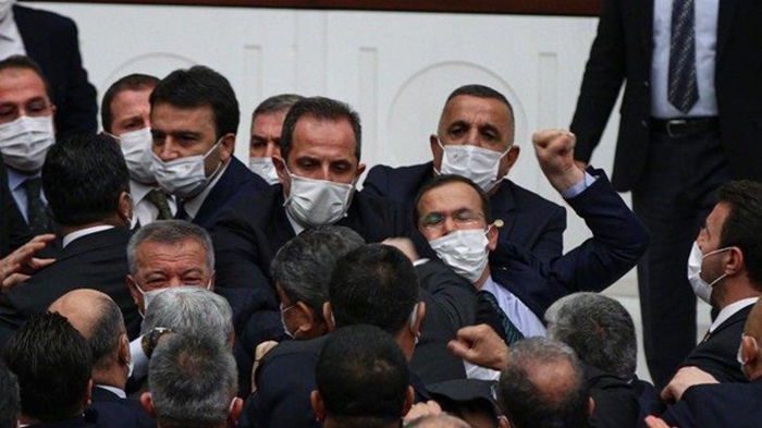В парламенте Турции вспыхнула драка депутатов (видео)