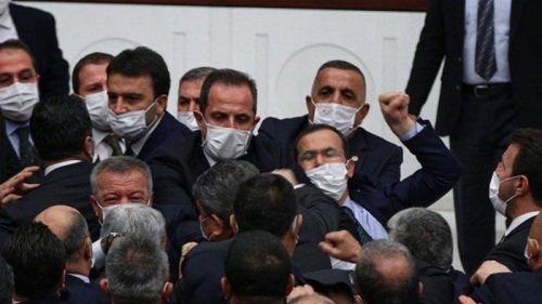 В парламенте Турции вспыхнула драка депутатов (видео)