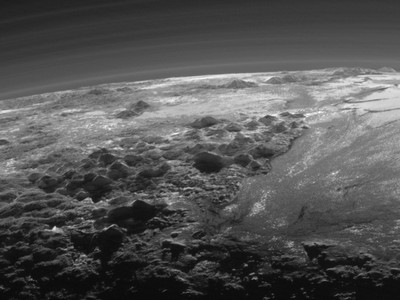 NASA обнародовало снимки поверхности Плутона (фото)