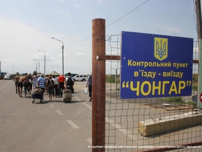 На границе с Крымом накопилось около 200 грузовиков