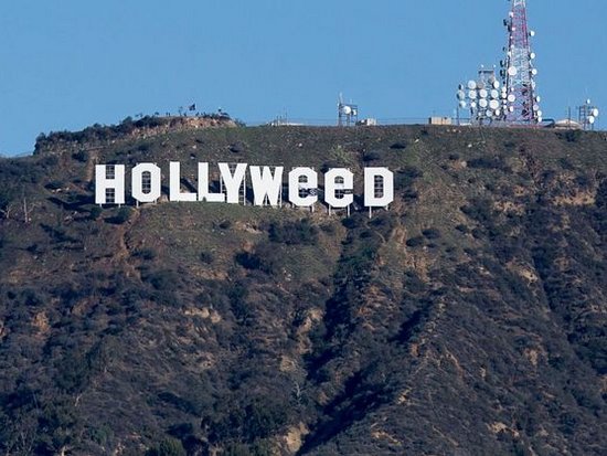 Неизвестные «исправили» знаменитую надпись в Лос-Анджелесе на «Holyweed»