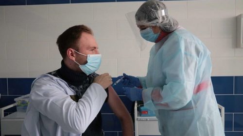 Бустерную COVID-прививку получили 14 украинцев