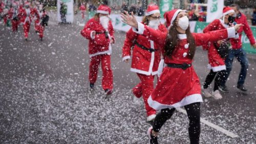 В Мадриде устроили благотворительный забег Санта Клаусов: куда передадут средства