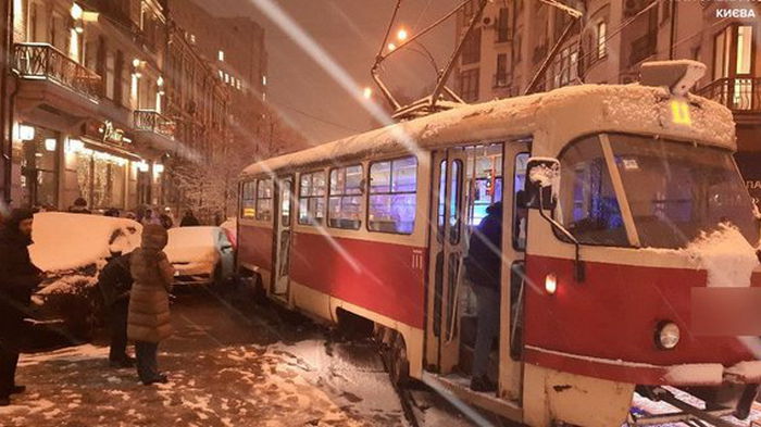В Киеве из-за непогоды сошел с рельсов трамвай