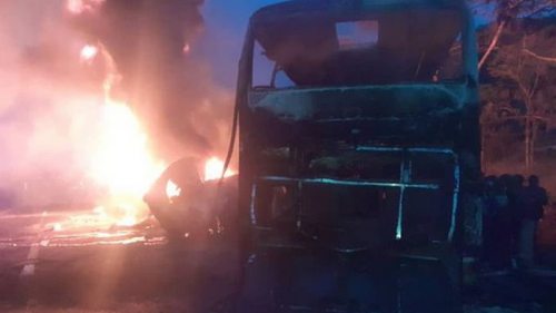 В Зимбабве автобус с пассажирами сгорел после столкновения с бензовозом