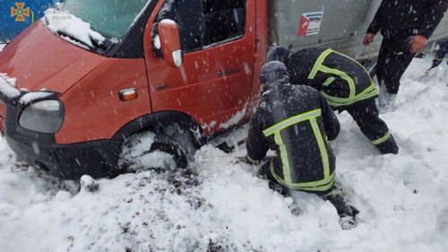 Дороги Украины сковали снегопады (видео)