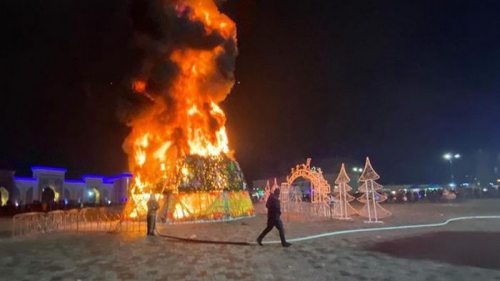 В Казахстане горожане фотографировались на фоне горящей новогодней елк...