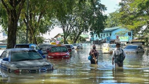 Наводнение обрушилось на семь штатов Малайзии. Тысячи людей эвакуирова...