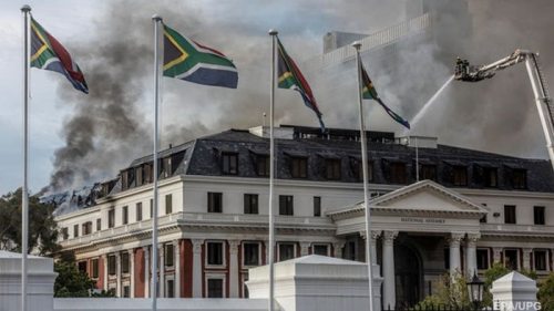 В здании парламента ЮАР снова вспыхнул пожар (видео)