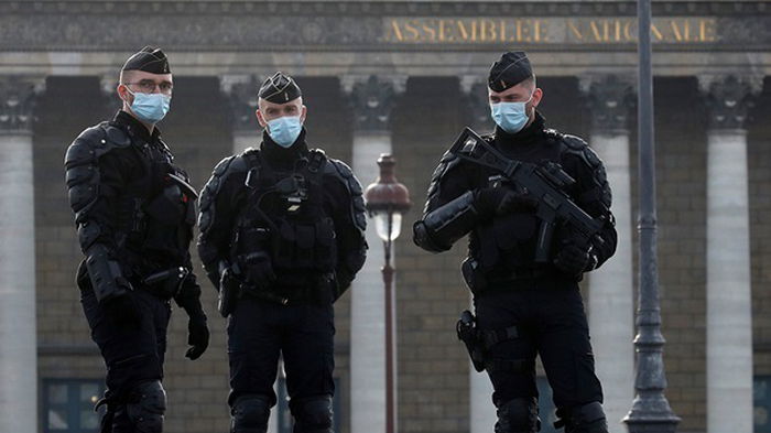 В Париже антиковидный протест разогнали слезоточивым газом