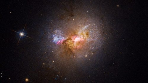 Hubble запечатлел черную дыру, которая создает, а не поглощает звезды (видео)