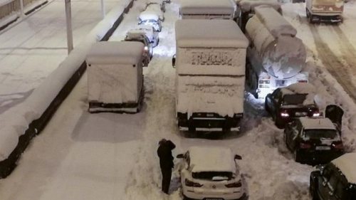 В Греции из-за снегопада заблокированы тысячи авто (фото)