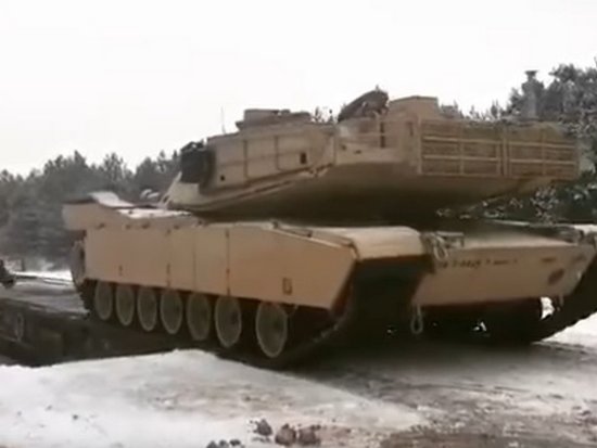 НАТО доставило танки в Польшу для сдерживания РФ (видео)