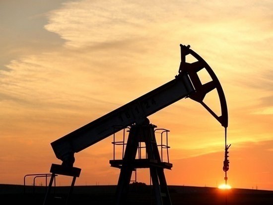 Мировые цена на нефть начали неделю падением