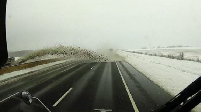 В США снегоуборщик устроил ДТП, повреждены 40 авто (видео)