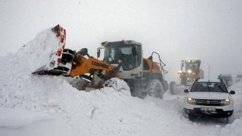 В Турции снег заблокировал более пяти тысяч дорог (фото)