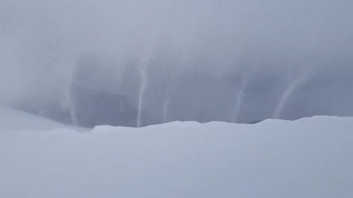 В Карпатах свирепствуют снежные фонтаны (видео)