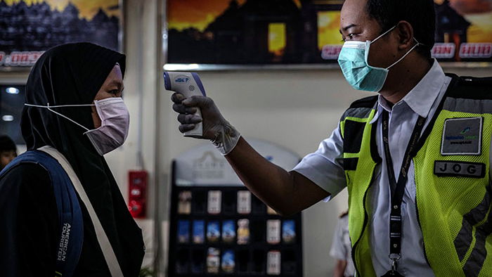 Индонезия ужесточит ковидные ограничения на фоне роста числа заболевших