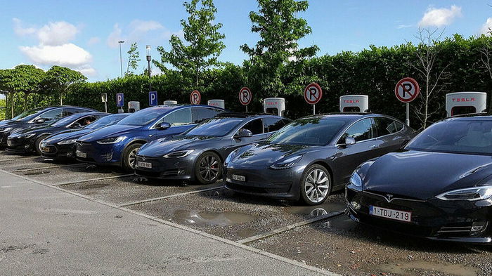 Tesla отгрузила клиентам электромобили с урезанной электроникой