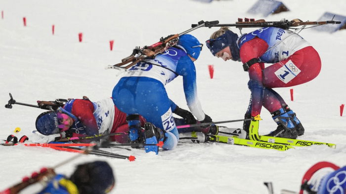 Норвежская звезда биатлона упала в обморок за километр до финиша (фото)