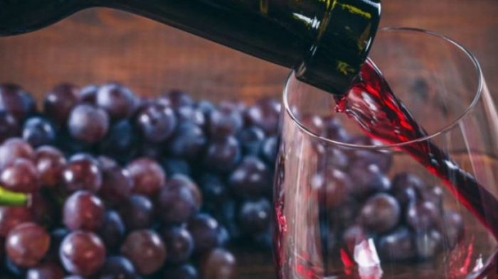 Красное вино спасает от COVID-19. Ученые рассказали, стоит ли верить данным нового исследования
