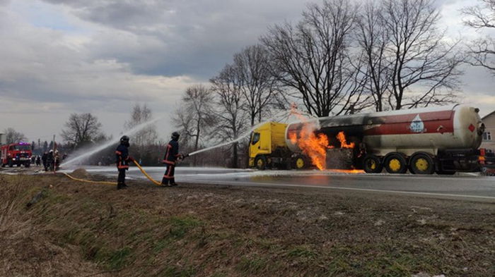 В Ивано-Франковской области на трассе загорелся газовоз (фото)
