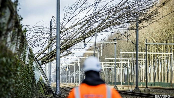 Жертвами урагана в Европе стали 16 человек