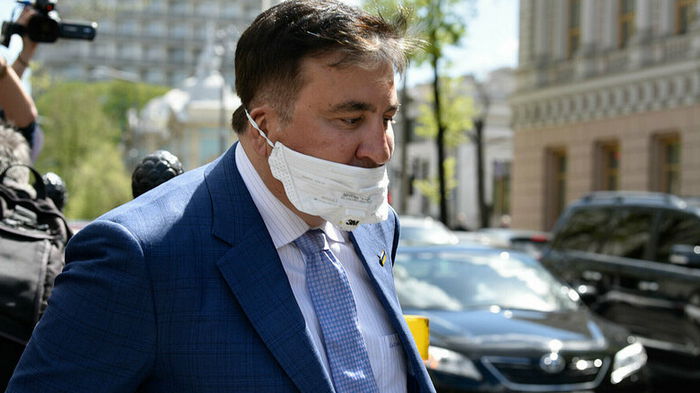 Саакашвили требует от грузинских властей лечения за границей