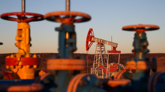 Цена на нефть опустилась ниже 100 долларов
