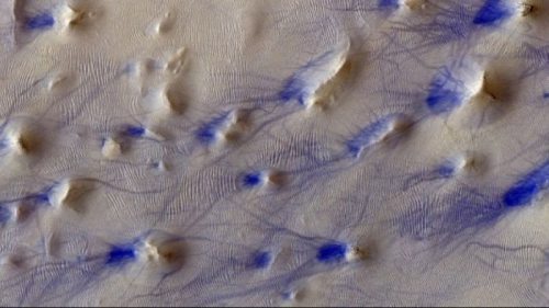 Орбитальный аппарат запечатлел потусторонний пейзаж на Марсе (фото)