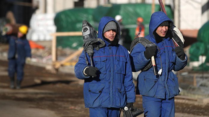 Из России массово уезжают трудовые мигранты — СМИ