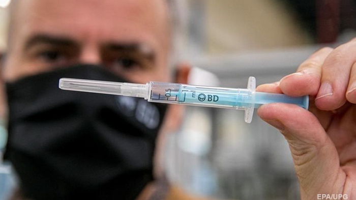 Жителю Германии сделали почти 90 COVID-прививок