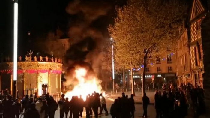 Во Франции протесты и погромы из-за результатов выборов