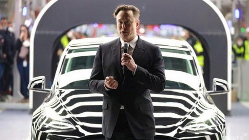 Маск открыл новый завод Tesla и представил пикап Cybertruck