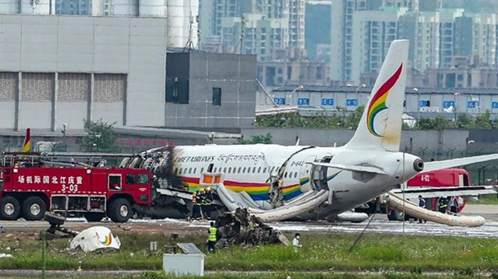 В Китае при аварии самолета пострадали десятки людей (видео)