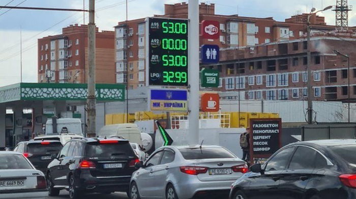 Кабмин временно приостановит госрегулирование цен на бензин