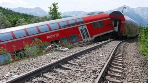 В Германии сошел с рельсов пассажирский поезд, есть погибшие (фото)