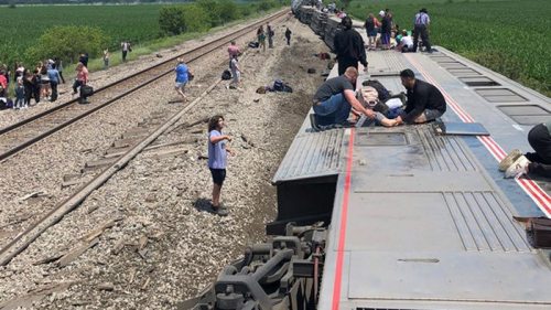 В США пассажирский поезд сошел с рельсов, есть жертвы (фото)
