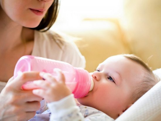 Искусственное вскармливание ребенка с помощью детского питания: особенности и рекомендации