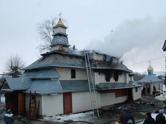 Во Львовской области горела деревянная церковь ХIХ века (видео)