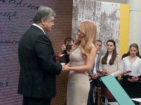 Петр Порошенко присвоил Тине Кароль звание народной артистки Украины (видео)