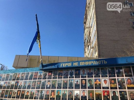 В Кривом Роге вандалы второй раз сожгли украинский флаг у стелы Героев АТО