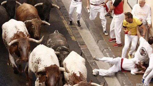 В забегах с быками в Испании ранены 22 человека (видео)