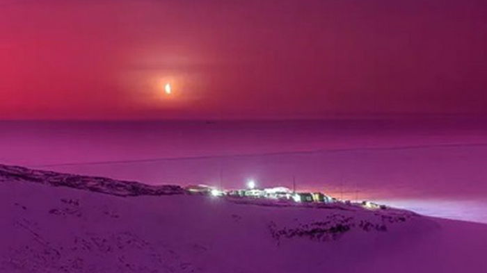 В Антарктиде небо окрасилось в розовый цвет