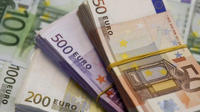 Курсы евро и доллара сравнялись впервые за 20 лет