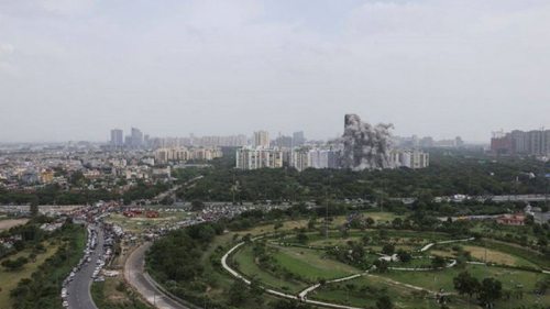 В Нью-Дели взорвали два достроенных небоскреба (видео)