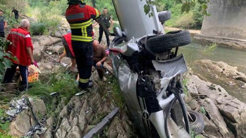 На Закарпатье машина слетела в реку с моста: трое потерпевших